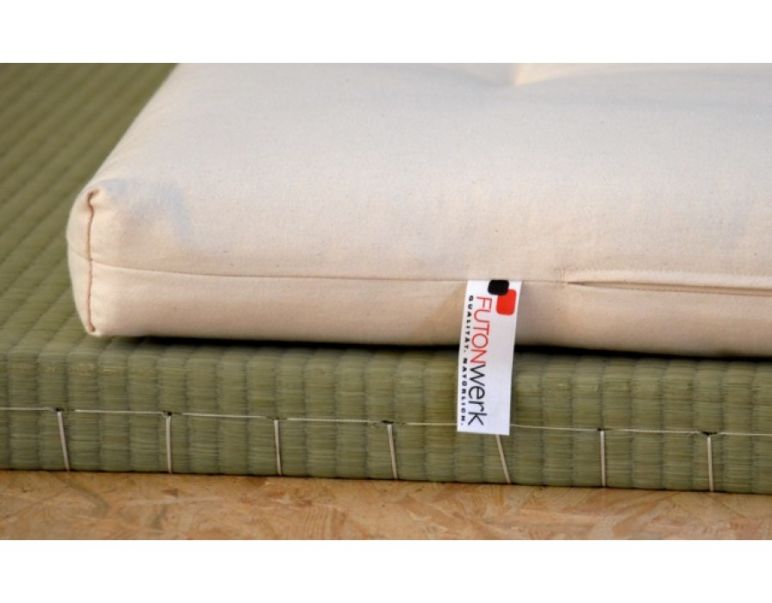 Yasumi 3 auf Tatami-Reisstrohmatte