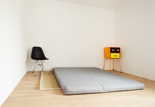Futon auf den Boden der Wohnung Futon liegt auf Boden in Wohnung